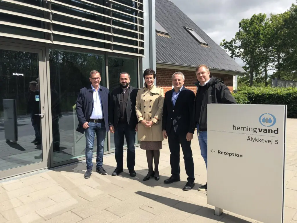 FRA VENSTRE: NIELS MØLLER JENSEN, HERNING VAND, GIORGI SVANISHVILI, GEORGIEN POWER AND WATER, TANJA KISLIAKOVA, KAMSTRUP, IKAKLI KHVADAGADZE, GEORGIEN POWER AND WATER OG BRIAN UHRE LASSEN, HERNING VAND