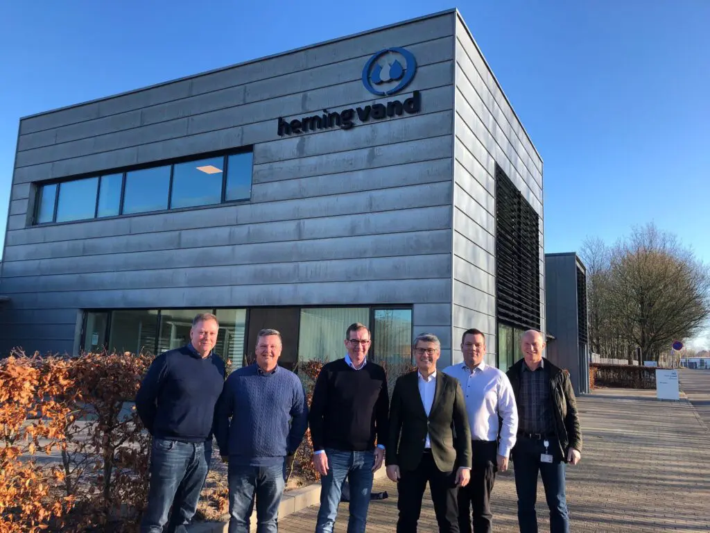 Projektgruppen består af (fra venstre mod højre):
Brian Uhre Lasse, Teamleder Kundeservice hos Herning Vand
Kurt Ry Nowack, Projektleder hos Herning Vand
Niels Møller Jensen, Adm. Direktør hos Herning Vand
Brian Seeberg, Divisionsdirektør, Energi og Forsyning hos Verdo Varme
Klaus Skovgaard Lauritsen, Afdelingsleder hos Verdo Varme, Herning
Karsten Randrup, Fjernvarmechef hos Verdo Varme
Fraværende var Poul Schlosser, Administrationschef hos Herning Vand