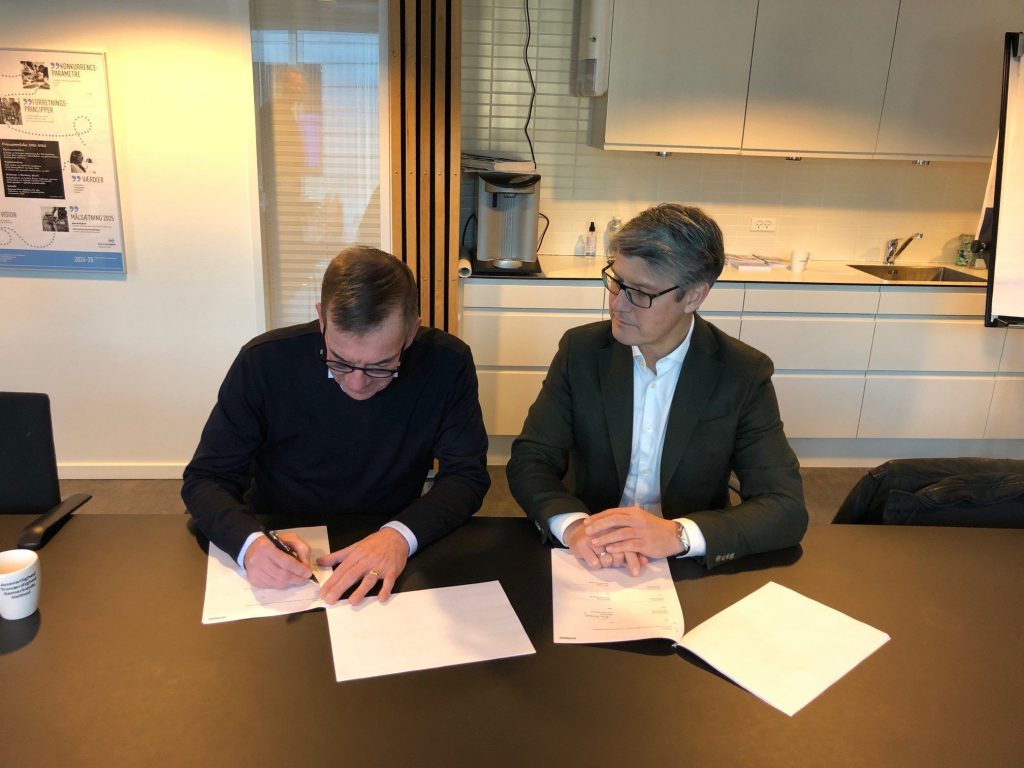 Aftalen underskrives af Niels Møller Jensen, Adm. direktør hos Herning Vand og Brian Seeberg, Divisionsdirektør, Energi og Forsyning hos Verdo